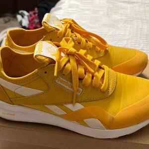 Used Womens Reebok classic size 8.5